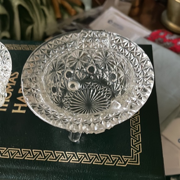 Footed cut crystal vintage ashtrays 4” by 2” very elegant difficult to capture - Picture 6 of 10